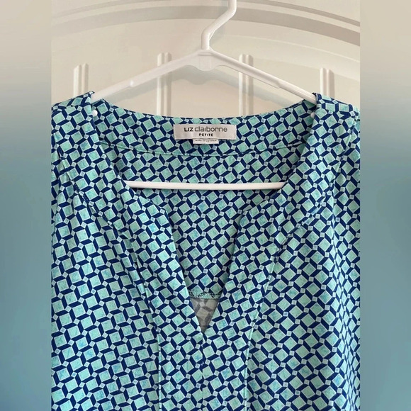 Liz Claiborne Women’s Petite Large Geometric Pattern Short Sleeve Blouse - Picture 3 of 9